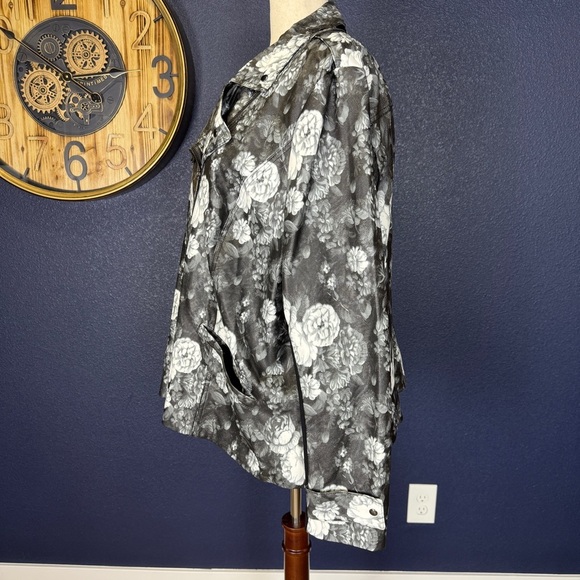 Lane Bryant Black and White Floral Faux Leather Jacket, Size 26/28 - Picture 4 of 11